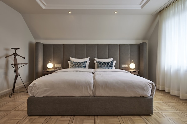 Frette Italian sheets, premium bedding, minibar, in-room safe