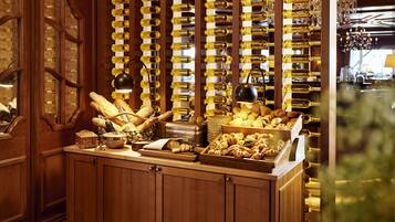 Tägliches Frühstücksbuffet (34 EUR pro Person)