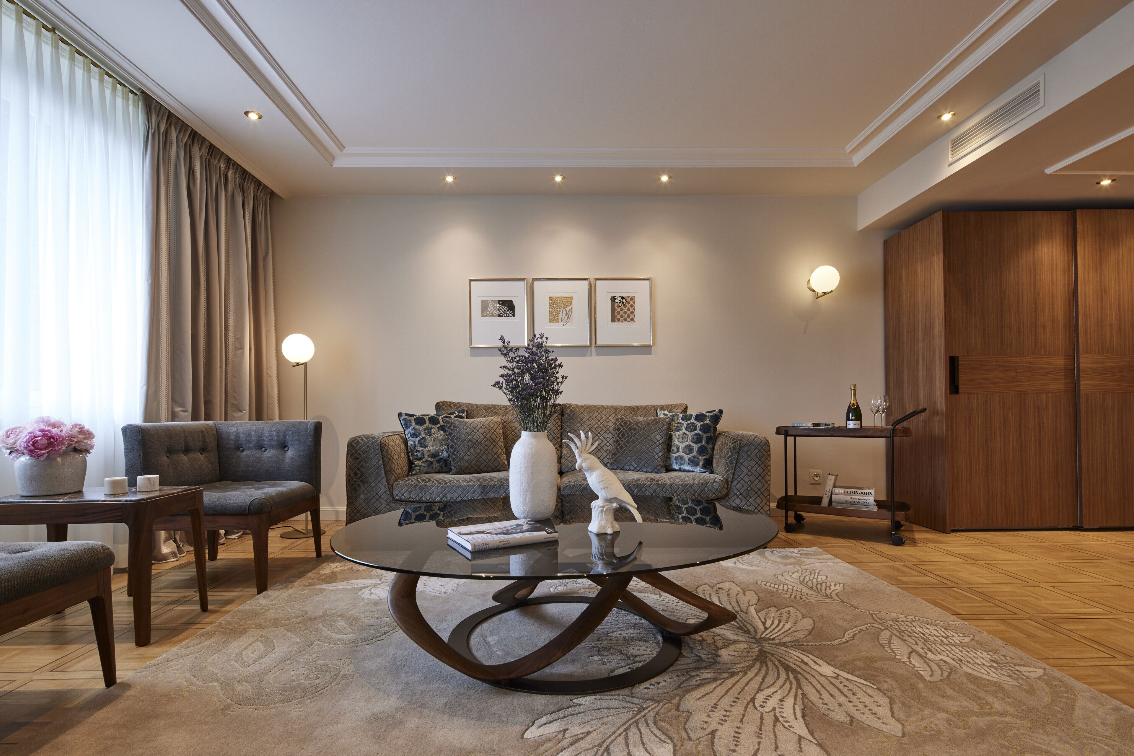 Een 50-inch smart-tv met kabelzenders en een kantoor