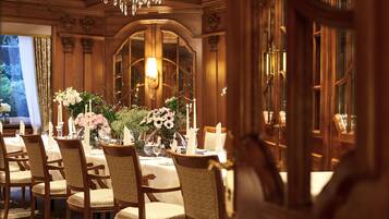 2 Restaurants, Frühstück, Mittagessen, Abendessen, internationale Küche