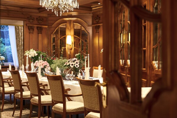 2 restaurants, breakfast, lunch, dinner served; international cuisine