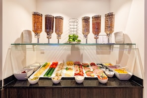 Petit déjeuner buffet (18.90 EUR par personne)