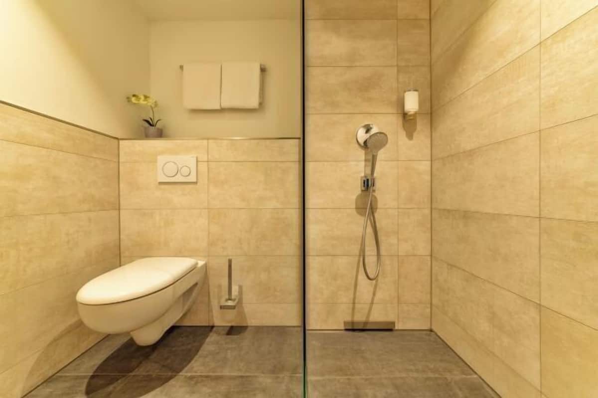 Ducha, artículos de tocador gratuitos, secador de pelo, toallas