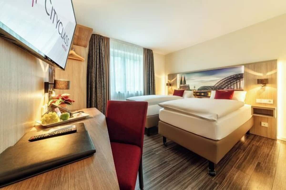 Hypo-allergenic bedding, minibar, in-room safe, desk