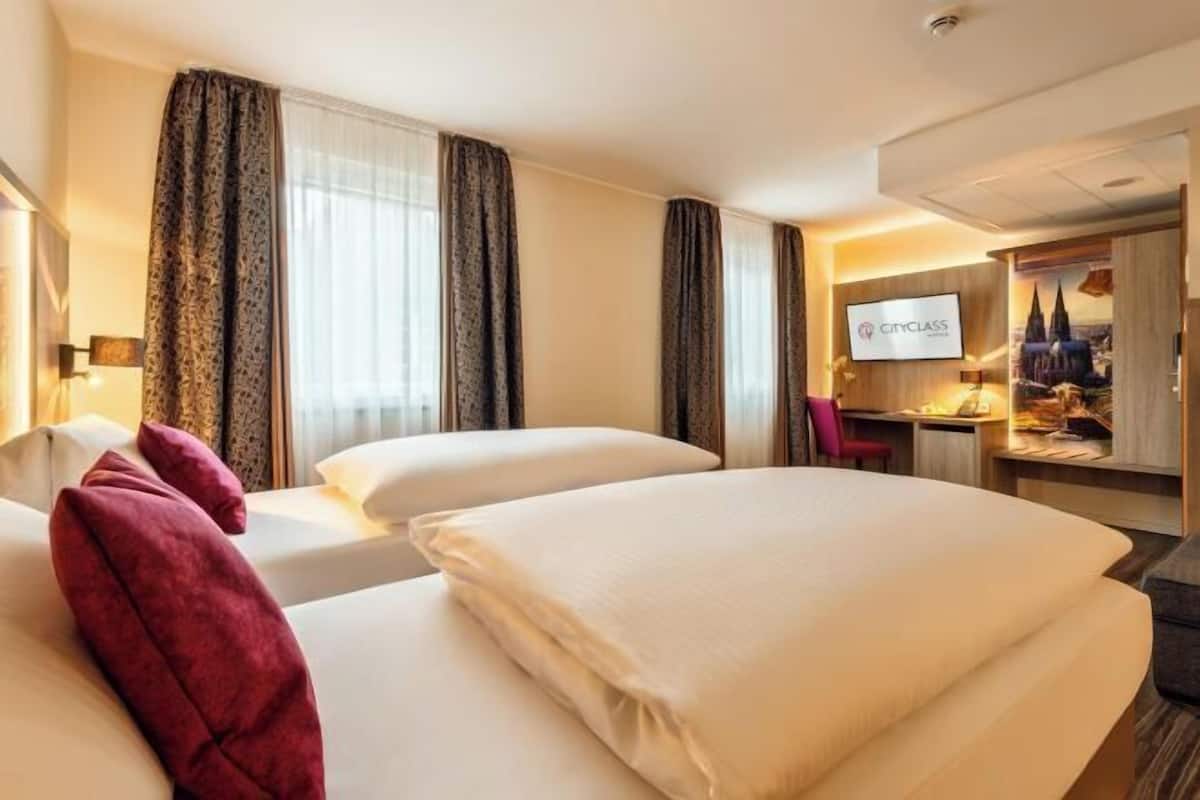 Hypo-allergenic bedding, minibar, in-room safe, desk
