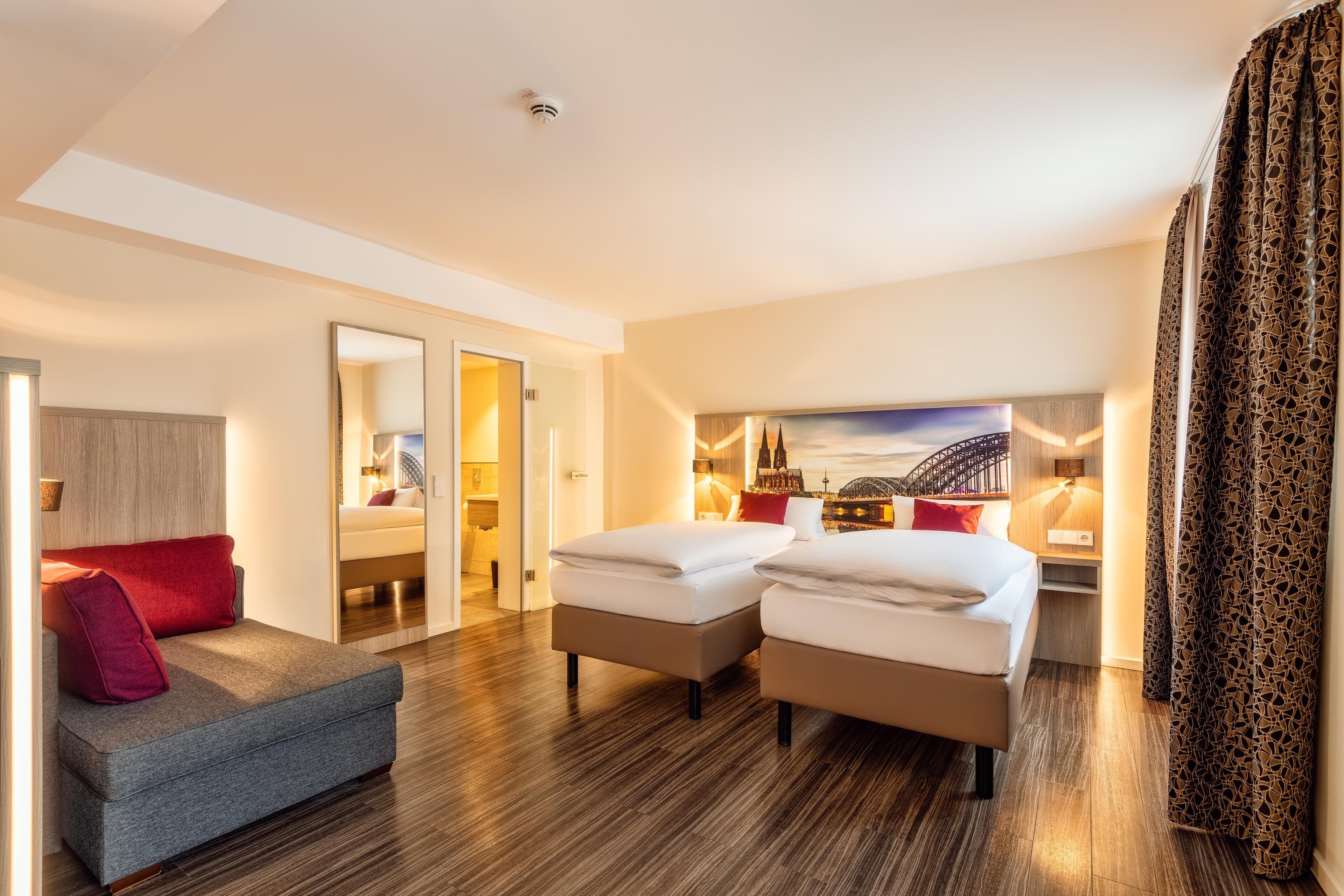 Seprai antialergi, minibar, brankas, dan meja kerja