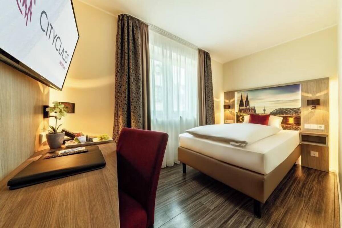 Hypo-allergenic bedding, minibar, in-room safe, desk