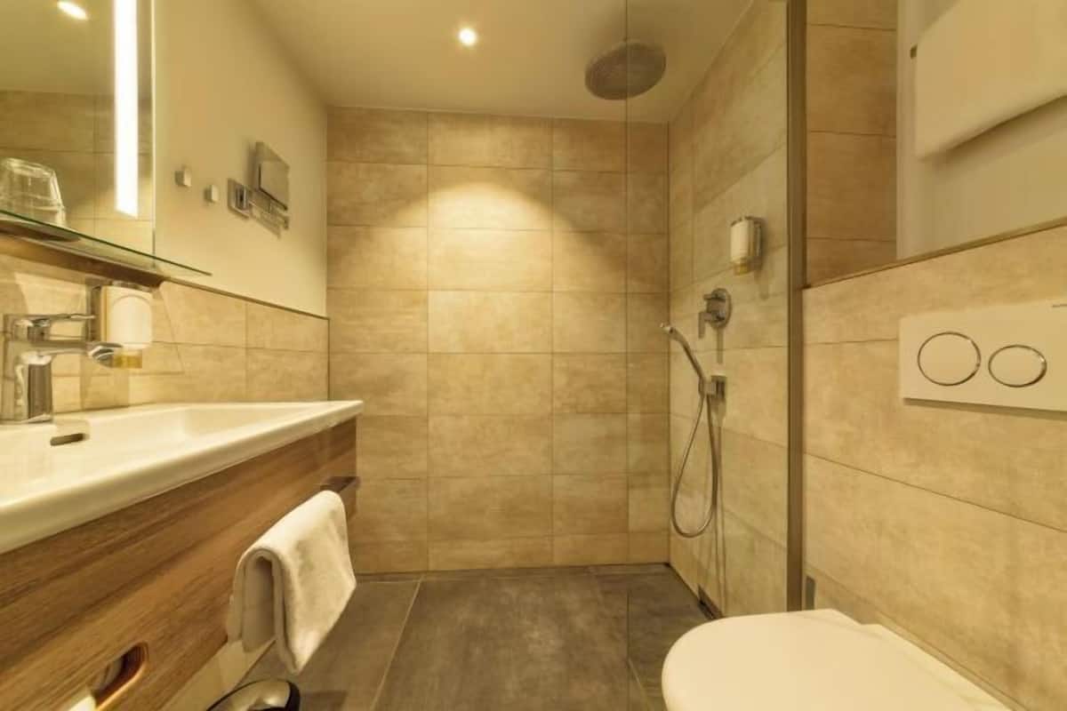 Ducha, artículos de tocador gratuitos, secador de pelo, toallas