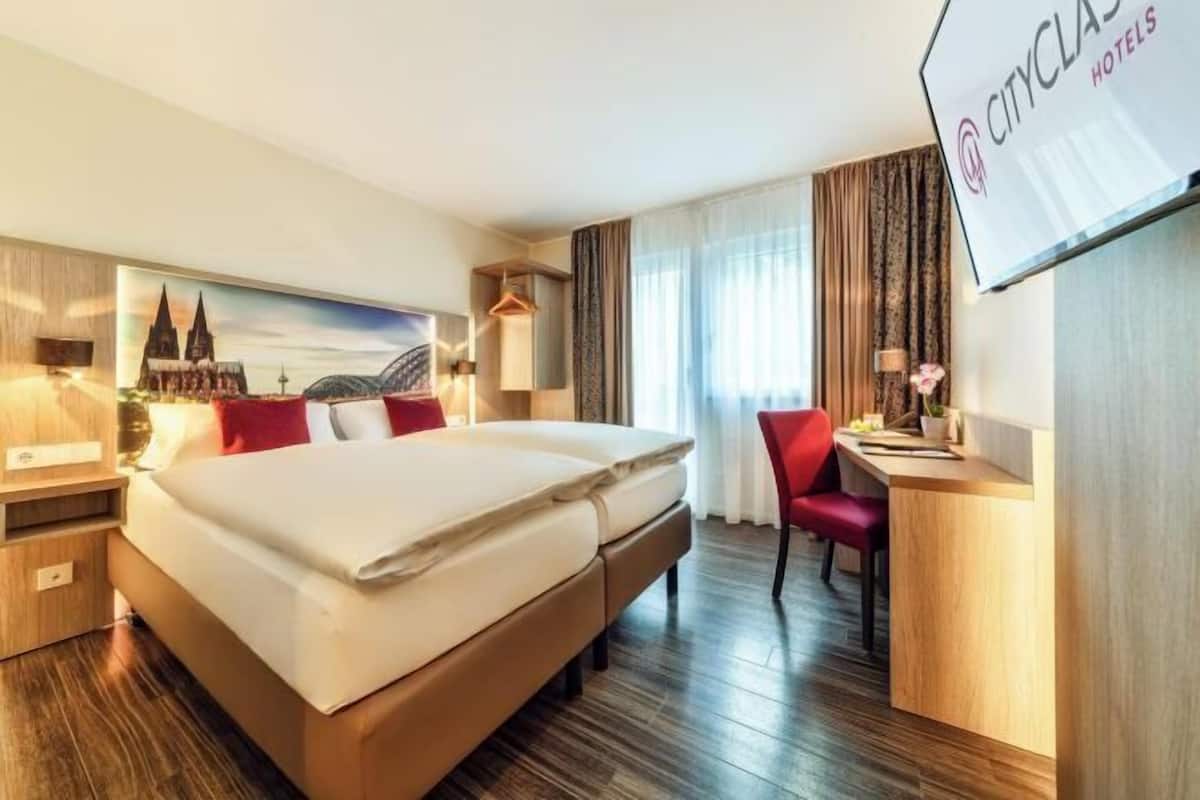 Hypo-allergenic bedding, minibar, in-room safe, desk
