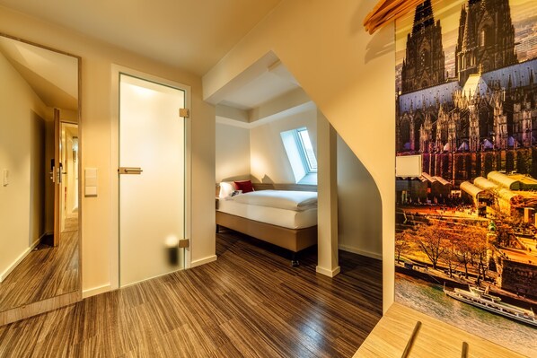 Habitació familiar | Roba de llit hipoal·lergògena, minibar i caixa forta a l'habitació 