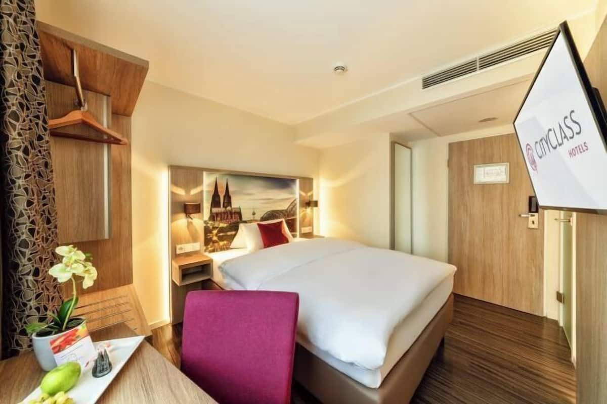 Hypo-allergenic bedding, minibar, in-room safe, desk