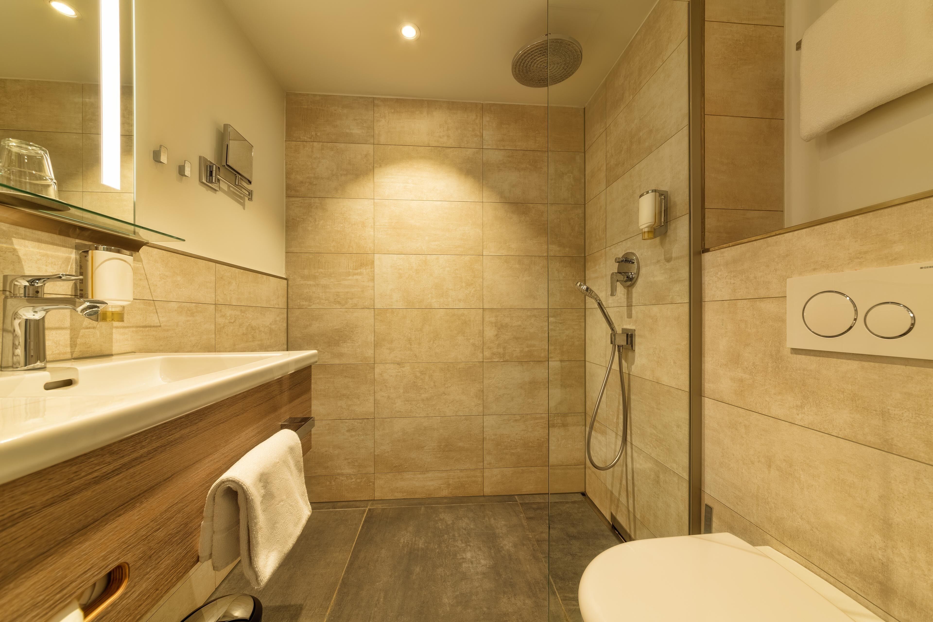 shower, free toiletries, hair dryer, towels