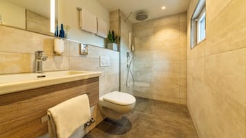 Familienzimmer | Badezimmer | Dusche, kostenlose Toilettenartikel, Haartrockner, Handtücher