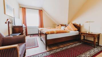 Une chambre à coucher avec un lit, un bureau, une chaise et un radiateur.