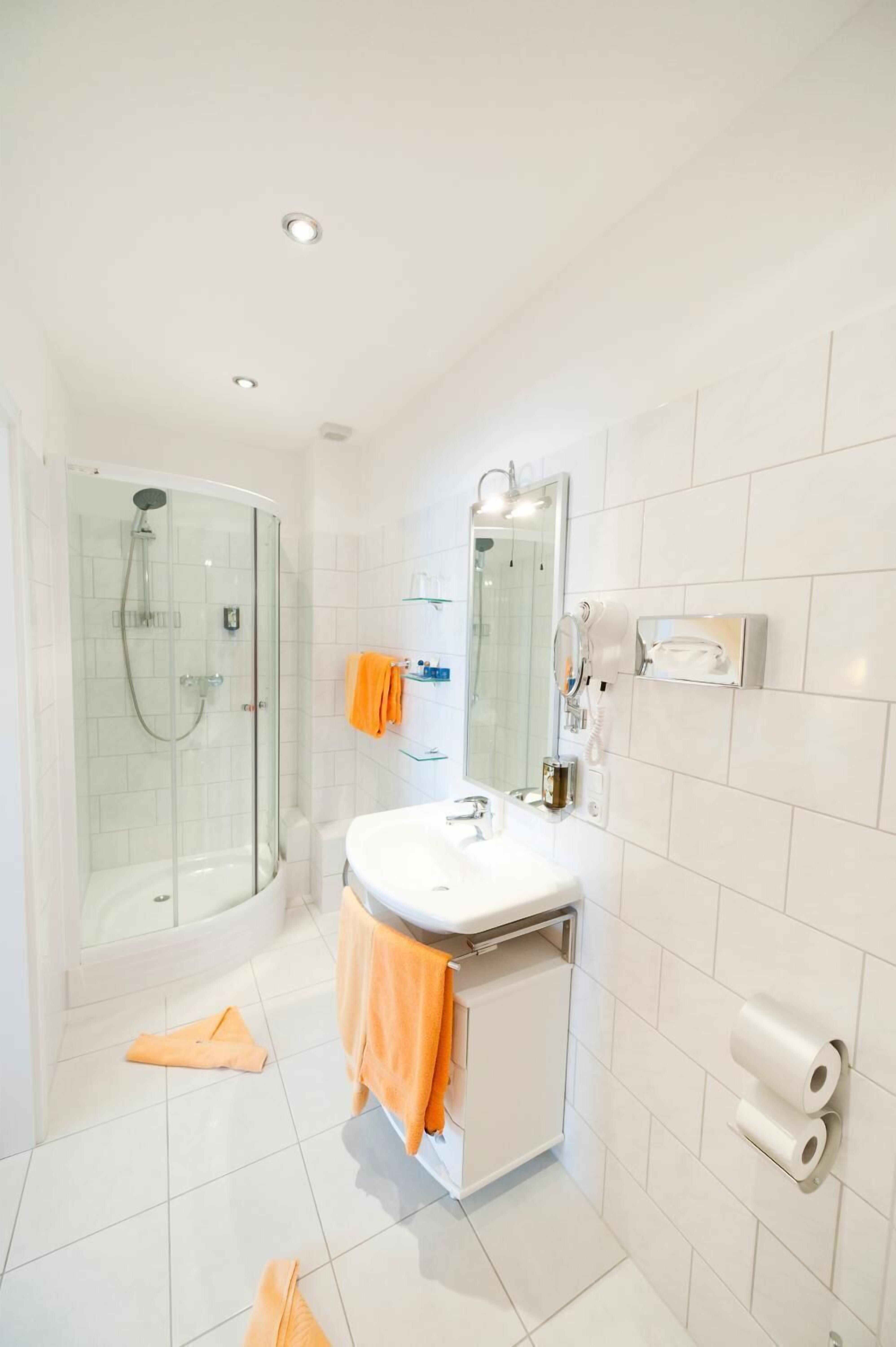 comfort double room | bathroom | shower, free toiletries, hair dryer, bathrobes