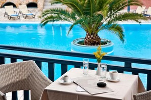 Breakfast, lunch, dinner served; international cuisine, pool views  - Aegean Plaza Hotel (Santorini)