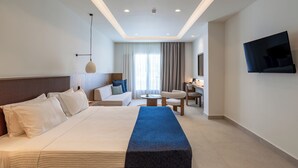 Una habitación de hotel moderna con una cama grande, un sofá, un escritorio y una televisión.