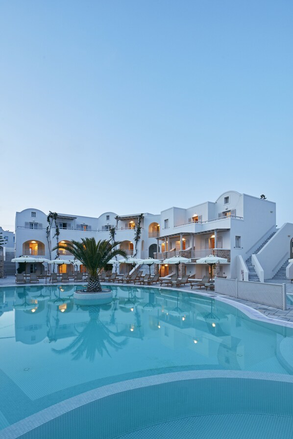 2 piscines extérieures, parasols, chaises longues