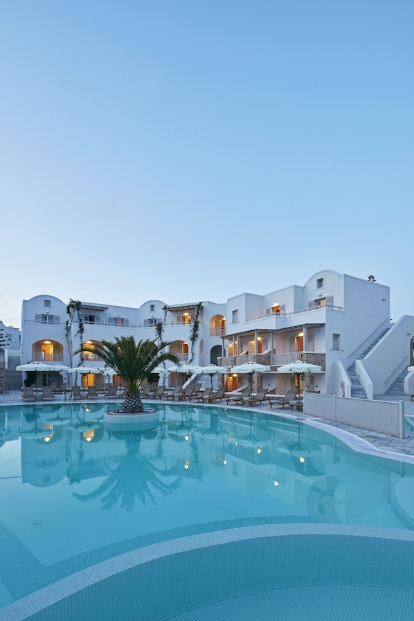 2 piscines extérieures, parasols de plage, chaises longues