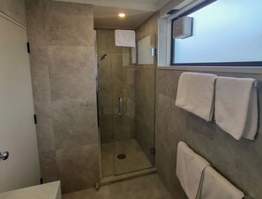 Free toiletries, hair dryer, towels, soap - Distinction Coachman Hotel, Palmerston North (Palmerston North)
