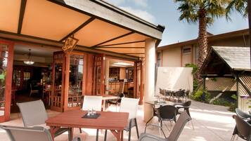 รับประทานอาหารกลางแจ้ง