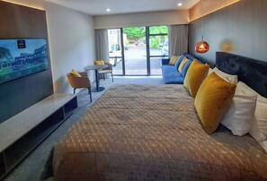 Superior Studio | Desk, iron/ironing board, free WiFi, bed sheets - Distinction Coachman Hotel, Palmerston North (Palmerston North)