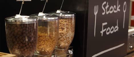 Un distribuidor de alimentos con contenedores etiquetados para distintos tipos de cereales.
