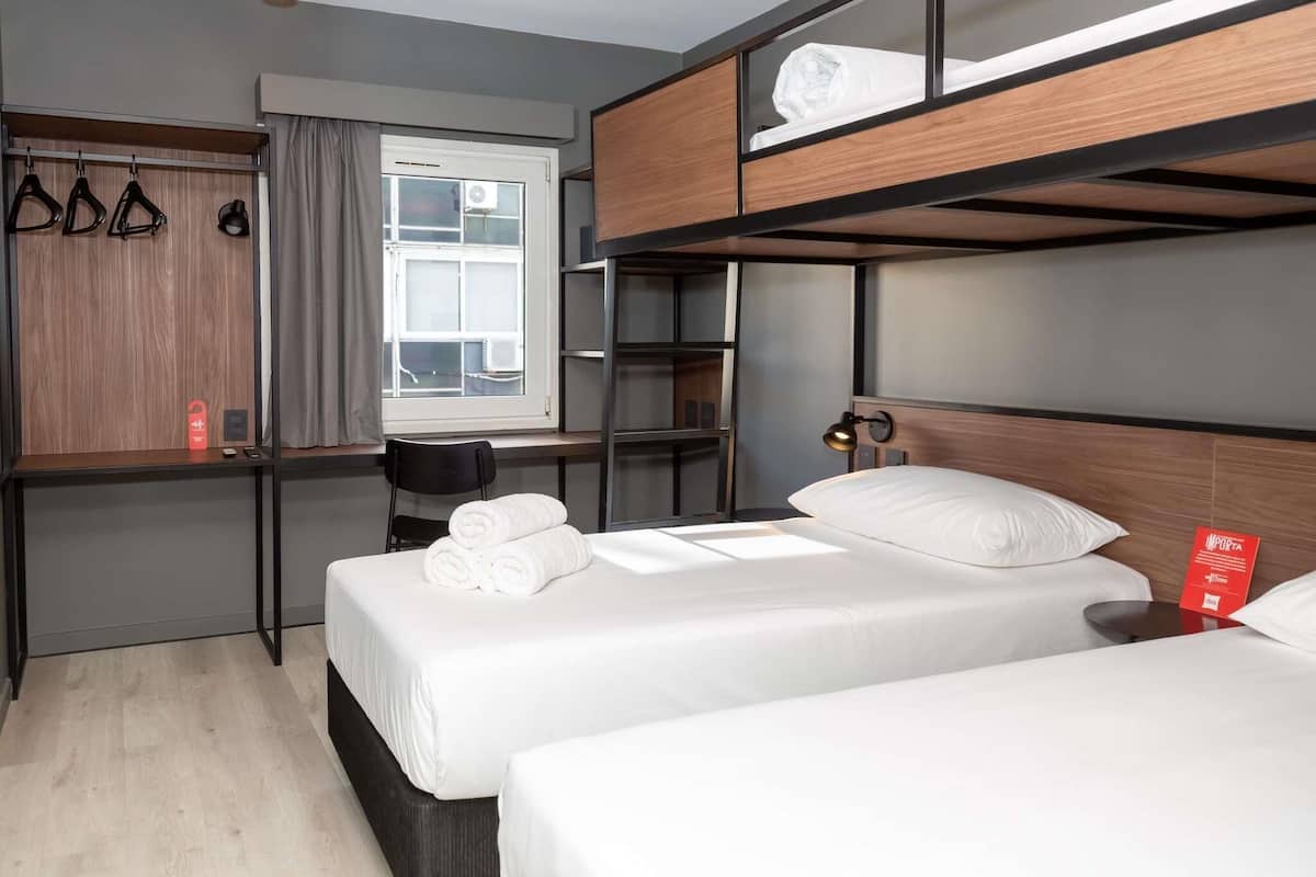 Chambre Standard, 3 lits jumeaux | Coffre-fort, bureau, rideaux d’obscurcissement, système d’insonorisation