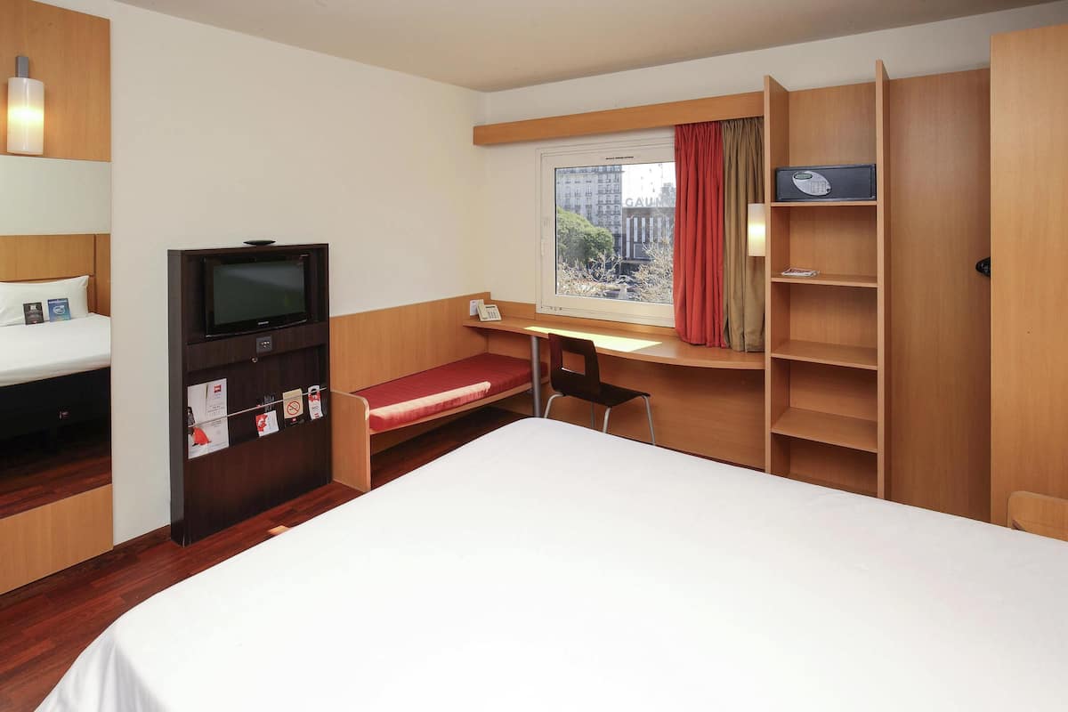 Standard Room, 1 Double Bed | In-room safe, desk, blackout drapes, soundproofing