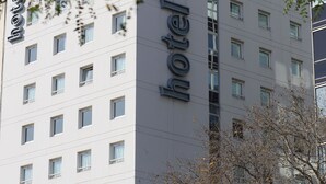 A hotel building with a sign that reads "hotel ibis." - ibis Buenos Aires Congreso (Buenos Aires)