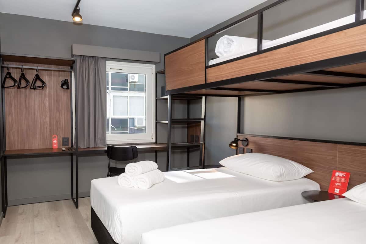 Habitación estándar, 3 camas individuales | Caja de seguridad en la habitación, escritorio y cortinas blackout