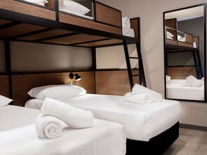 Chambre Standard, Plusieurs lits | Coffre-fort, bureau, rideaux d’obscurcissement, système d’insonorisation
