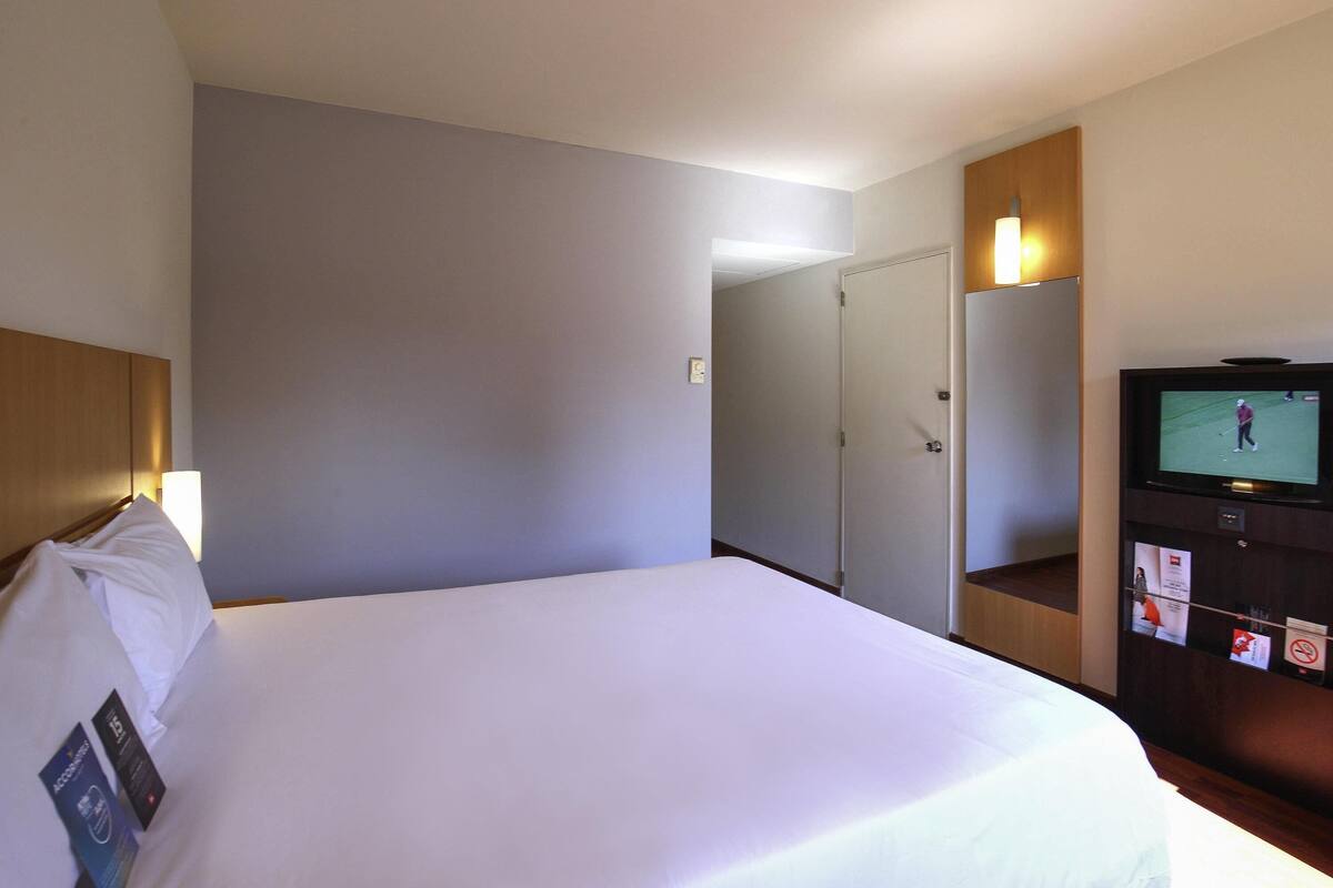 Rom – standard, flere senger (1 Double Bed and 1 Bed for children) | Safe på rommet, skrivebord, blendingsgardiner og lydisolert