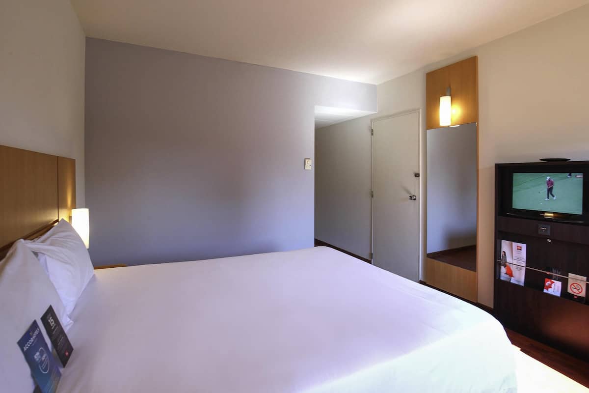 Standardzimmer, Mehrere Betten (1 Double Bed and 1 Bed for children) | Zimmersafe, Schreibtisch, Verdunkelungsvorhänge, schallisolierte Zimmer