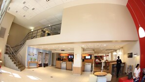A spacious lobby with a reception desk, seating areas, and a staircase. - ibis Buenos Aires Congreso (Buenos Aires)