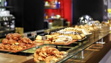 Una vitrina de panadería con diferentes productos horneados.
