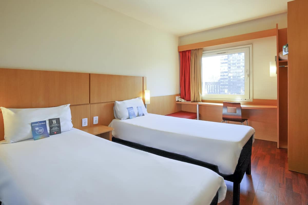 Standard Twin Room, 2 Twin Beds | In-room safe, desk, blackout drapes, soundproofing