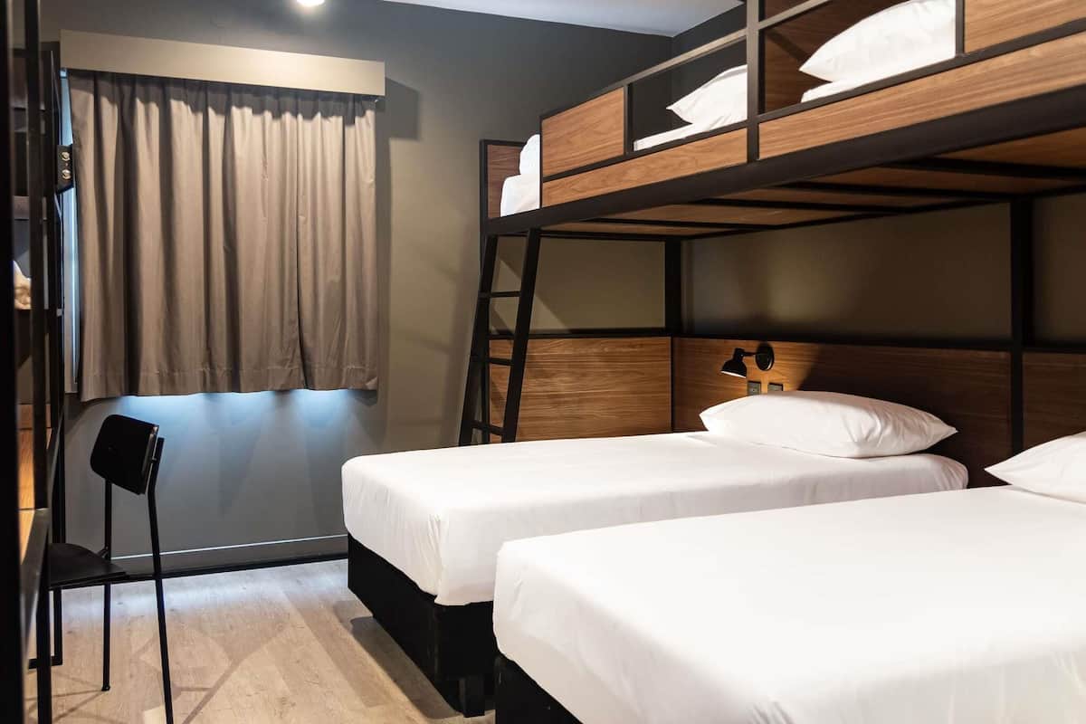 Standardzimmer, Mehrere Betten | Zimmersafe, Schreibtisch, Verdunkelungsvorhänge, schallisolierte Zimmer