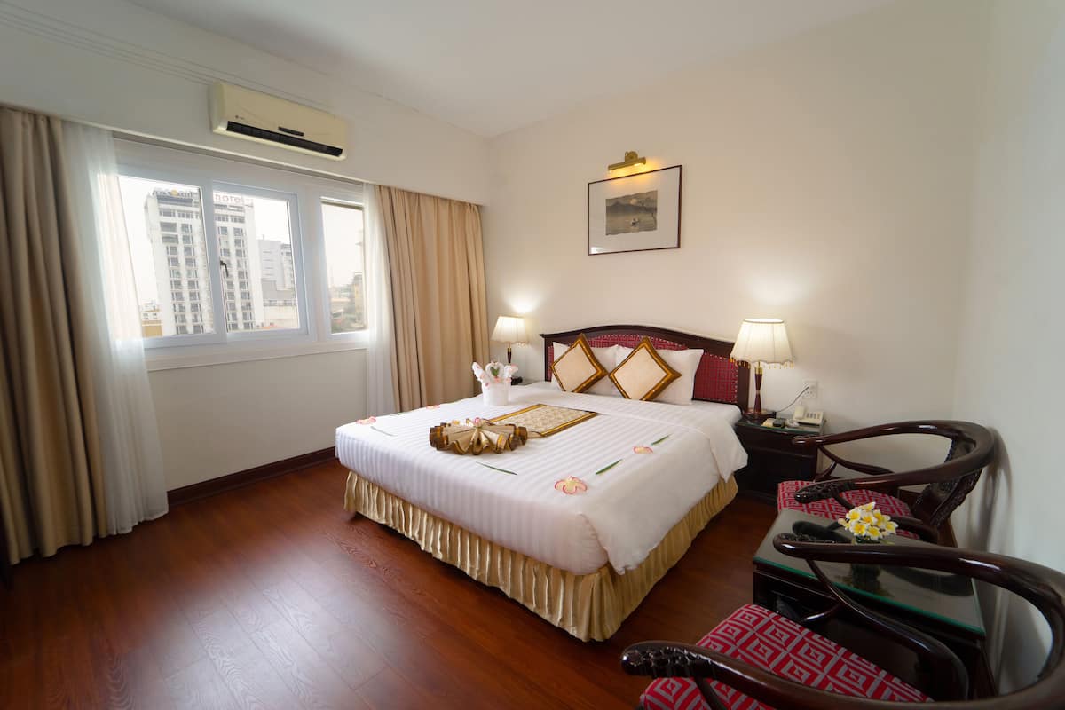 Down comforters, in-room safe, blackout drapes, soundproofing