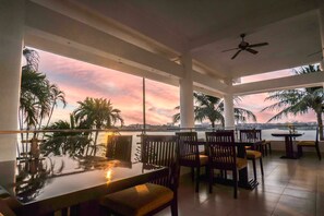 5 restaurants, serveren ontbijt