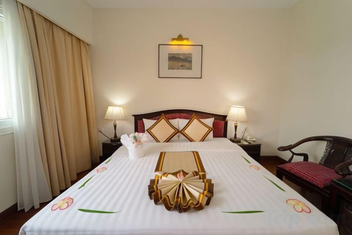 Down comforters, in-room safe, blackout drapes, soundproofing