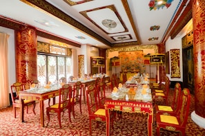 5 restaurants, breakfast served