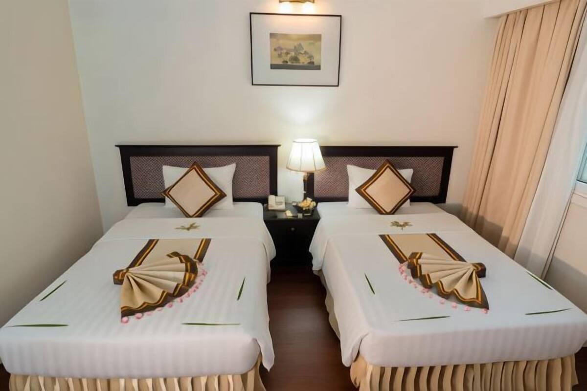 Down comforters, in-room safe, blackout drapes, soundproofing