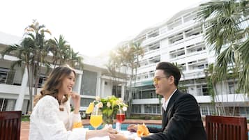 5 restaurants; breakfast, lunch, dinner and brunch served