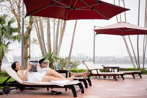 Outdoor pool, pool umbrellas, sun loungers