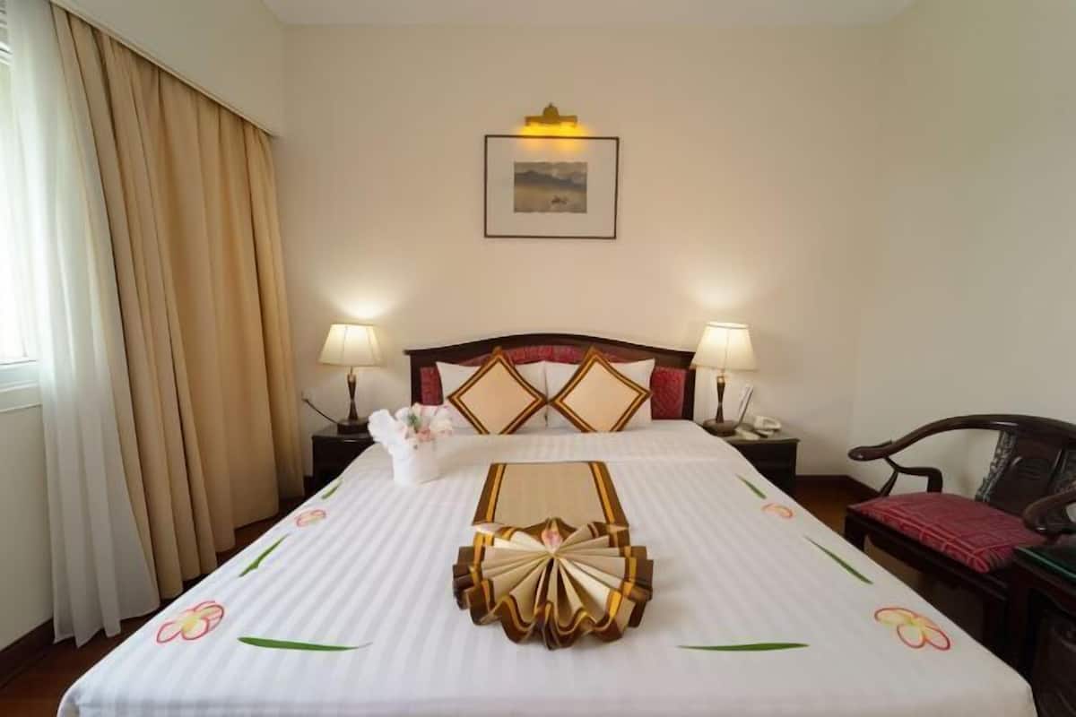 Down comforters, in-room safe, blackout drapes, soundproofing