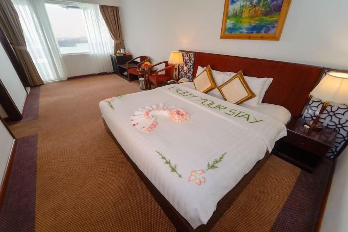 Down comforters, in-room safe, blackout drapes, soundproofing