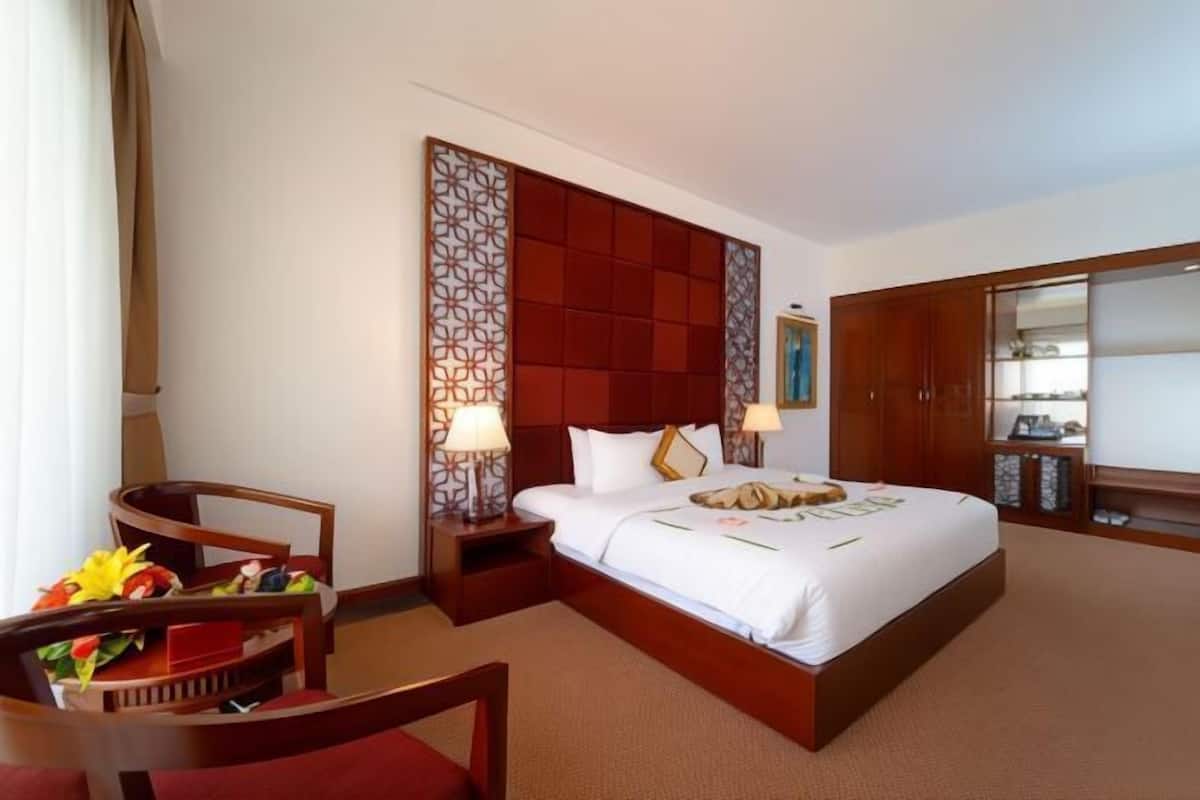 1 bedroom, down duvets, in-room safe, blackout curtains