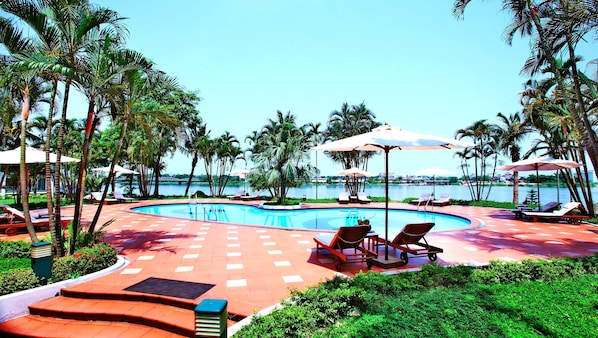 Outdoor pool, pool umbrellas, sun loungers