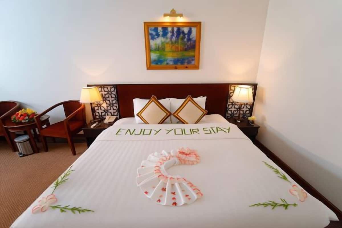 Down comforters, in-room safe, blackout drapes, soundproofing